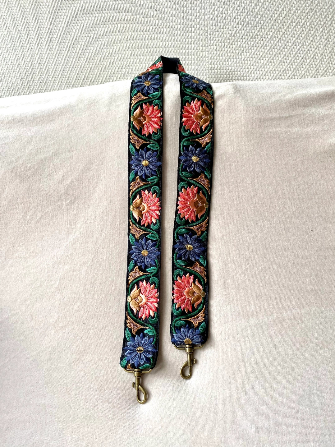 Temple of Treasure Bagstrap - Lilly in Black