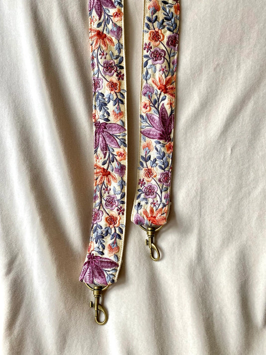 Temple of Treasure Bagstrap - Laila in Creme